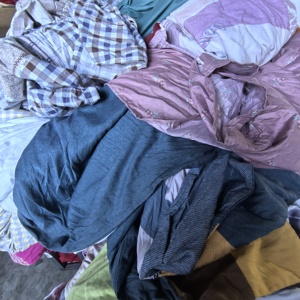 Lots de draps d'occasion à prix réduits, draps de seconde main en vrac, tailles et couleurs variées, vente en gros - Product Image 1
