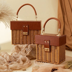 Cesti da Picnic Decorativi in Rattan Marrone, Piccoli Cesti in Vimini con Manici in Metallo, Forma Rettangolare, Cesto Portatile per Conservazione - Product Image 1