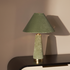 Base et abat-jour en velours vert olive luxueux avec des accents en laiton. Déclaration riche et texturée. Disponible à prix de gros - Product Image 1