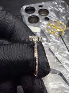 Anillo moderno de platino con diamantes, con un brillo discreto y una banda de ajuste cómodo y suave, para compromiso y elegancia diaria. - Product Image 4