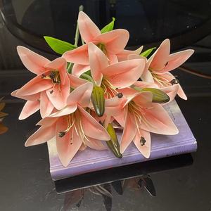 ดอกลิลลี่เทียมทำจากผ้าไหมเทียมพืชดอกลิลลี่เทียมสำหรับงานแต่งงานบ้านปาร์ตี้วันแม่ & กลับไปโรงเรียน - Product Image 4