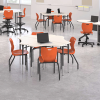 Meubles d'école modernes en bois, ensemble de bureaux et de chaises pour les élèves, salle de classe d'activités