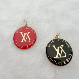 Pendentifs de bijoux fantaisie en métal style femme, vente en gros, or et argent, avec logo personnalisé et breloques de créateur de mode serties de diamants - Product Image 3