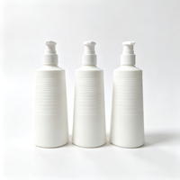 Bouteille Pompe Vide en HDPE Blanc 300ml, Cylindre Côtelé Horizontal, Corps Conique, Personnalisable avec Logo et Couleur, pour Shampoing, Gel Douche, Après-shampoing