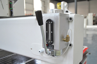 Machine de fraisage CNC Jinan 1325 pour le travail du bois, routeur CNC avec table à rainures en T pour la fabrication de violons et de guitares
