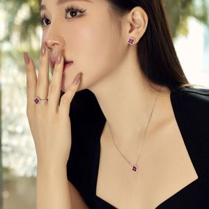 Collier Pendentif Trèfle à Quatre Feuilles en Argent Sterling Plaqué Or Personnalisé avec Zirconia 5A, Bijou de Mode Raffiné « Fleur de Printemps Intemporelle » - Product Image 4