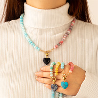 Collier artisanal perlé avec pendentif cœur en pierre naturelle, chaîne de clavicule délicate en pierre de cristal colorée et résistante à la décoloration pour femme