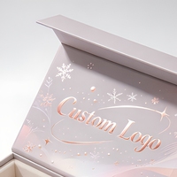 Boîte cadeau magnétique à rabat gris clair avec impression sur le couvercle intérieur et impression flocon de neige or rose pour boîte cadeau de fête