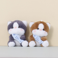 Vente en gros de porte-clés mignons en forme de chat qui embrasse un poisson, peluches, pendentifs, jouets en peluche personnalisés, chatons moelleux, OEM, animaux en peluche, coton PP, maille