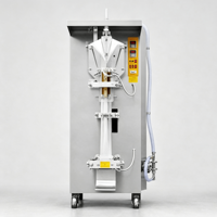 Équipement automatique efficace pour le remplissage et la fermeture de sachets de boissons liquides, lait, jus, eau, avec une machine de remplissage et de scellage simple
