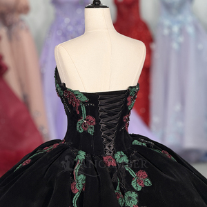 Vestido de Quinceañera Vintage Negro de Terciopelo con Escote Corazón, Estilo Imperio, Cola Capilla, Apliques de Cuentas y Estampado para Fiesta, Modelo 6954 - Product Image 6