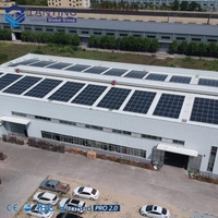 Almacén Metálico de Gran Envergadura con Estructura de Acero Fotovoltaica para Operaciones Industriales