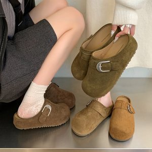 Mules en daim pour femmes, sabots à enfiler, pantoufles plates à bout ouvert avec boucle métallique et sangle réglable pour l'extérieur et l'intérieur - Product Image 5
