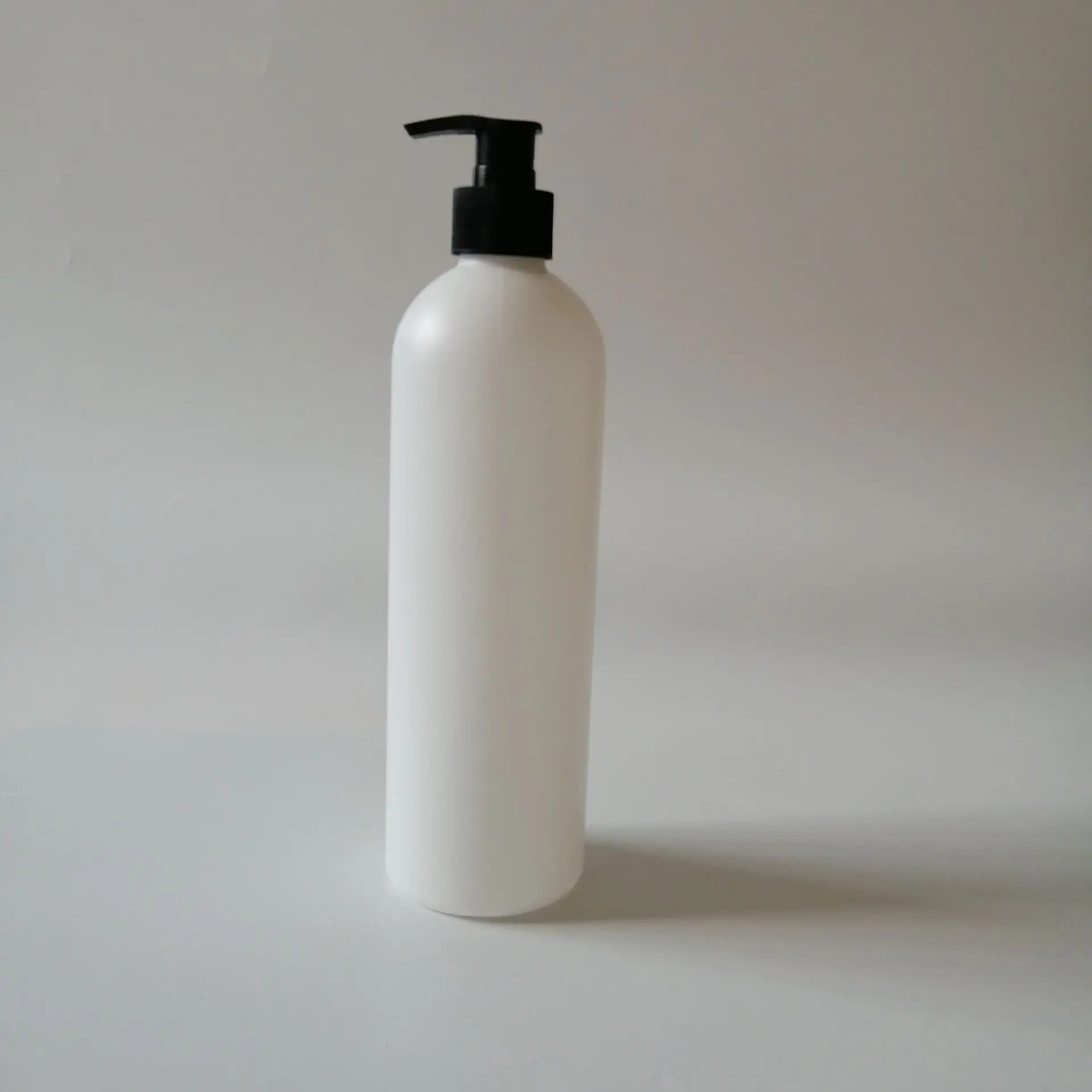 Frasco de plástico HDPE redondo para loção e shampoo cosmético branco fosco, entrega rápida, 500ml, 16 onças, para cuidados com a pele e cabelos