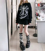 Pull épaules dénudées audacieux motif squelette - Tricot noir duveteux avec motif osseux, coupe ample et ambiance streetwear gothique pour les trendsetters