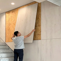 Panneau mural en texture travertin au design moderne, placage en bois de bambou carbonisé, résistant à l'eau pour appartement