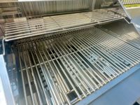 Station de barbecue de cuisine extérieure multifonctionnelle luxueuse avec réfrigérateur de support de bouteille de gaz et style de combinaison d'évier exquis