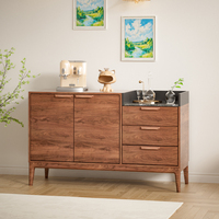 Buffet en bois cannelé de luxe moderne avec poignées dorées et pieds en métal, écologique, pour salles à manger et salons