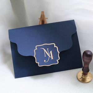 Eleganti Inviti Matrimoniali in Inglese con Cartella in Acrilico di Lusso in Oro e Blu - Product Image 3