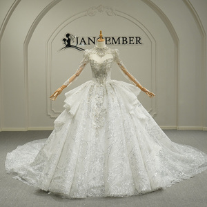 GT26063 Robe de mariée moderne à décolleté cœur, avec appliques, perles et strass, antistatique, longueur ras du sol, coupe princesse, traîne chapelle - Product Image 1