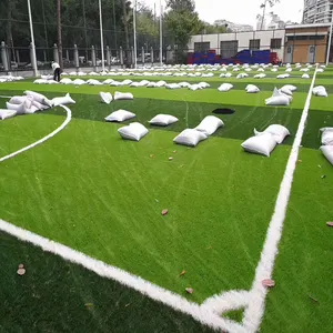 Grama artificial para futebol, tênis, campo de jogos e paisagem