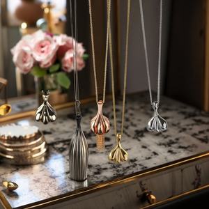 Collar de joyería de acero inoxidable con diseño de falda de sirena y abanico, chapado en oro de 18k, resistente al deslustre, para mujer - Product Image 3