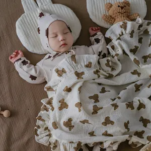 Penjualan Terbaik Beruang Teddy Coklat Bedong Muslin Kerut Katun Kasa Ruffle Bayi Kain Sendawa Bayi Selimut Popok Bayi Handuk Mandi Babi