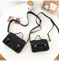 Sac bandoulière vintage structuré en cuir PU avec poignée supérieure et rabat, petit sac rétro pour femme