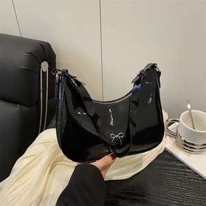 Bolso de hombro de media luna de cuero PU brillante para mujer - Product Image 1