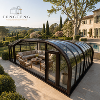 Véranda mobile moderne en aluminium et verre, conçue avec une vue panoramique et un design quatre saisons pour balcons et serres