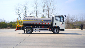 Camion-citerne diesel Sinotruk Howo 4X2 le plus vendu en Chine avec pompe et moteur, pulvérisation réglable à 360°, émission Euro 6 - Product Image 5