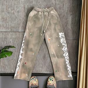 Pantalon de survêtement évasé pour homme en molleton de coton vierge, délavé à l'acide et décoloré par le soleil, avec logo brodé vintage personnalisé - Product Image 1