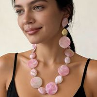 Ensemble de 2 pièces : Collier ras du cou et boucles d'oreilles pendantes à motif marbre rose, style bohème, bijoux volumineux pour femme