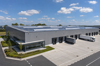 Bâtiment d'atelier industriel en structure métallique durable pour entrepôt, quais de chargement, centre de distribution logistique, compatible solaire