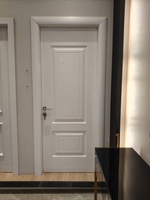 Porte intérieure minimaliste en bois massif blanc, résistante au feu 3 heures, étanche, panneaux horizontaux, poignée chromée, insonorisation 60 dB, moderne