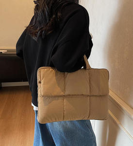 Sac à main pour <span class=keywords><strong>ordinateur</strong></span> portable en duvet matelassé léger de couleur unie personnalisé en usine de nouvelle conception pour femmes - Product Image 1