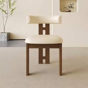 Silla de Comedor Nórdica de Madera Maciza, Tapicería de Cuero Negro Moderno, Estilo Vintage de Lujo Ligero, Ecológica y Suave para Restaurante - Product Image 1