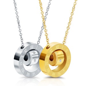Collana con Numeri Romani in Stile Europeo e Americano, Ciondolo in Acciaio Inossidabile a Doppio Anello Cavo, Design Semplice e Personalizzato - Product Image 1