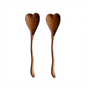 Juego de dos cucharas de madera de diseño clásico, juego de cubiertos decorativos para bodas y hoteles a precios asequibles. - Product Image 1