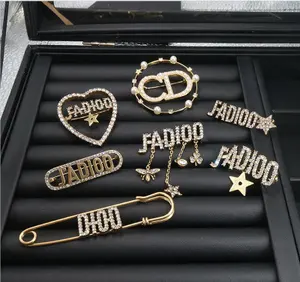 Strass Fascini Del Progettista Della Fabbrica del Commercio All'ingrosso di Pin Brooch di Modo Delle Signore di Lusso Rotondo Lettera di Strass Spilla