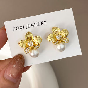Pendientes de Moda al por Mayor para Mujer, Chapados en Oro de 18K, con Diseño de Flor de Orquídea y Perla, Ideales para Regalo - Product Image 1