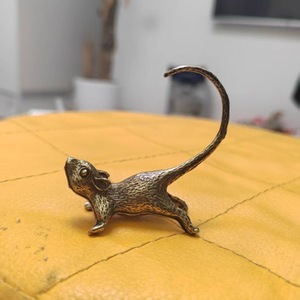 1 pièce Ornement plaqué laiton, figurine de thé chinoise, petite souris à longue queue, style rétro, plaqué cuivre - Product Image 4
