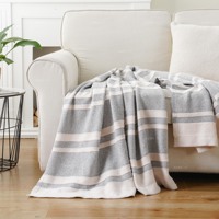 Couverture en tricot gaufré 100 % polyester, douce, respirante, légère et chaude, à rayures, avec ourlet doublement plié soigné, pour la décoration intérieure et les canapés