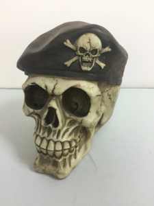 眼帯とバンダナをかぶった海賊の頭蓋骨 小さな樹脂製の頭蓋骨に細かいディテールが施されています - Product Image 3