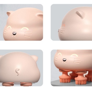 เครื่องนวดมือถือ เครื่องนวดศีรษะ กันน้ำ หัวนวดหมุนได้ 360 องศา ขนาดเล็กน่ารัก รูปทรงแมว สำหรับนวดผ่อนคลายผิวหนังและสัตว์เลี้ยง - Product Image 4