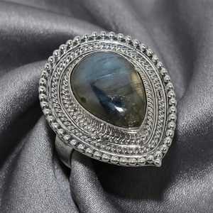 Anillo de Labradorita en Plata de Ley 925 con Destello Azul - Anillo Solitario Redondo y Audaz - Product Image 2