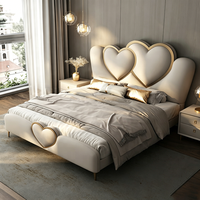 Base de Cama Tapizada en Forma de Corazón Romántico, Cama Matrimonial Moderna de Lujo para Bodas, Color Crema con Detalles Metálicos Dorados, Cama Doble para Recámara Principal