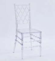 Chaises Chiavari en plastique transparent Napoleon Outdoor - Empilables, écologiques, portables pour les mariages, les fêtes et les salons