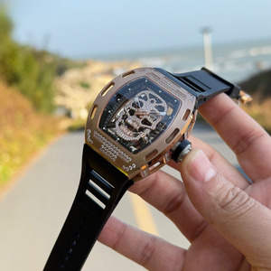 El Modelo Tourbillon Ahora Disponible en Edición Especial para Reconocer su Excepcional Talento: Lanzamos un Reloj de Pulsera con Incrustaciones de Diamantes - Product Image 2