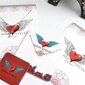 Support de carte personnalisé en papier blanc avec logo doré pour collier, présentoir à bijoux avec pochette - Product Image 5